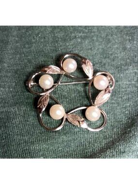Vintage Pearl Wreath Brooch Pin Pendant Silver Tone Leaf & Vine Design